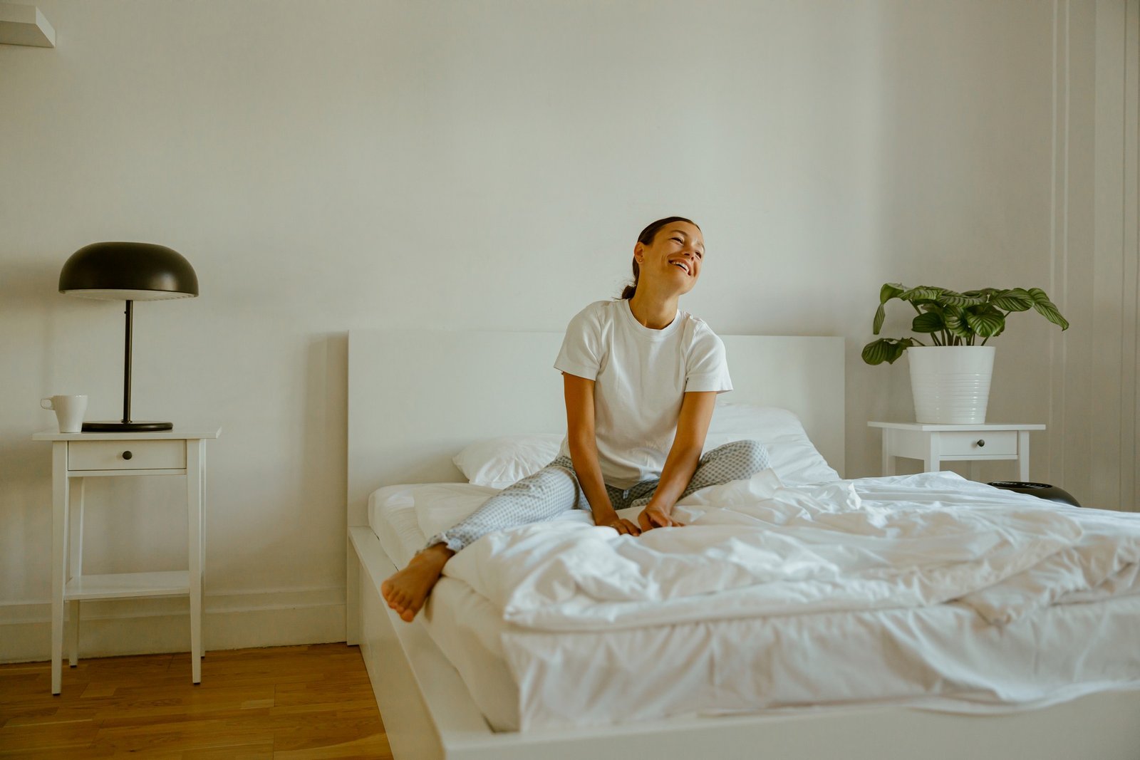 Zufriedene Person in einem sauberen, hellen Schlafzimmer