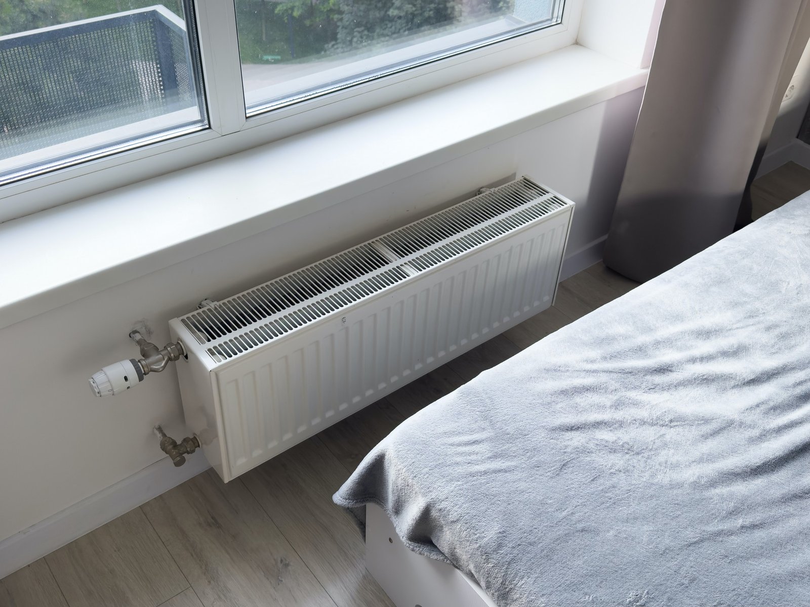 Heizkörper im Schlafzimmer an einer Wand