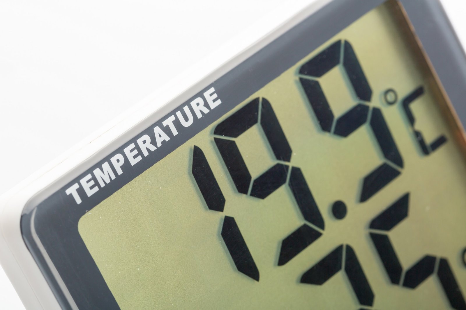 Digitales Hygrometer auf einem Nachttisch