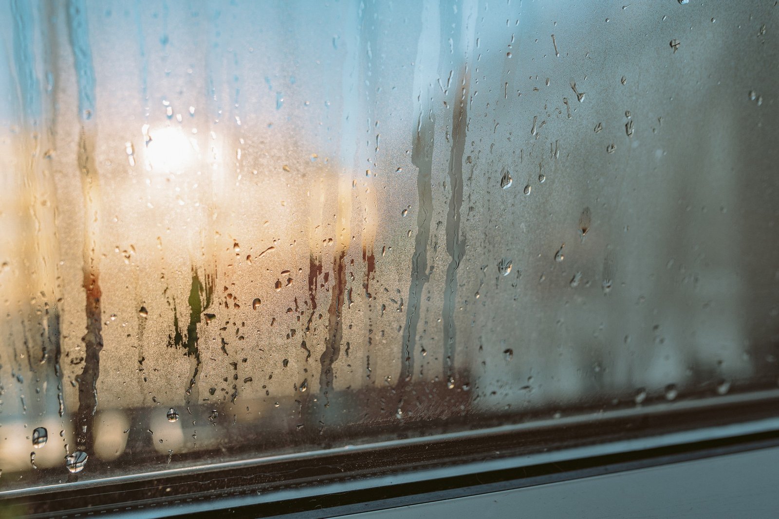 Kondenswasser an einem Schlafzimmerfenster am Morgen