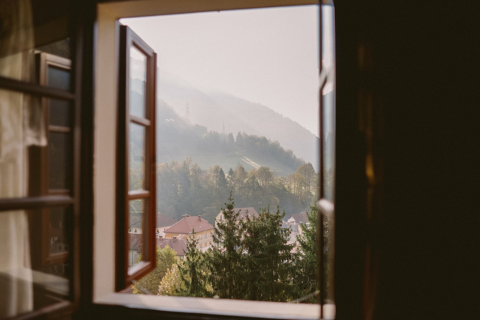 Weit geöffnetes Fenster zum Stoßlüften