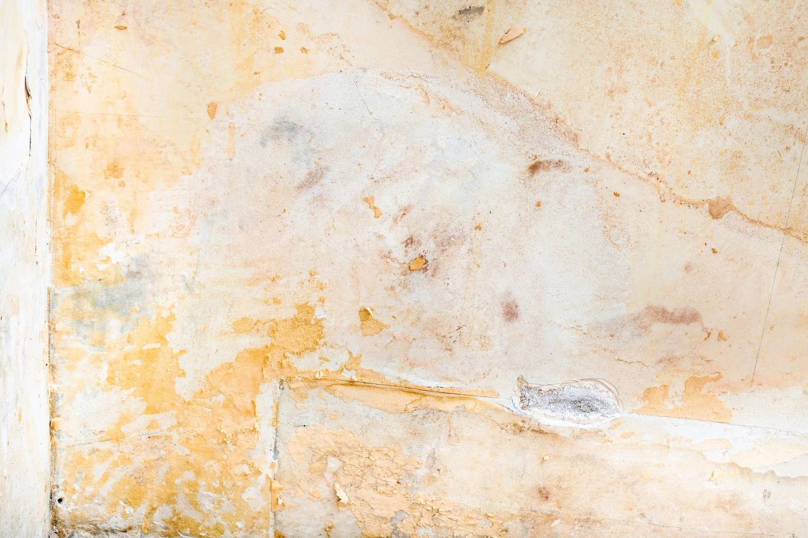 Verfärbungen und Flecken an einer Zimmerwand