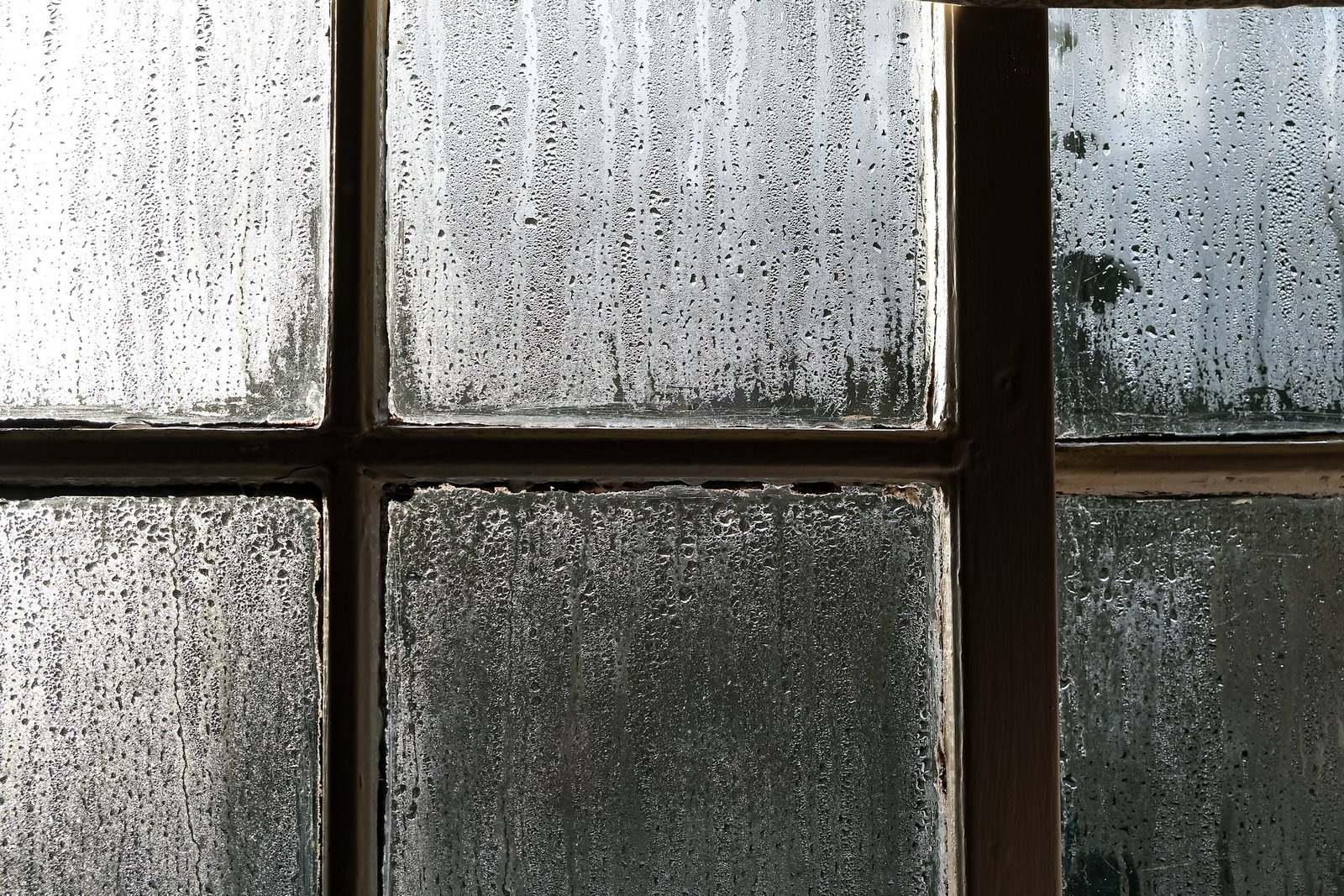 Kondenswasser und Schimmel am Fensterrahmen