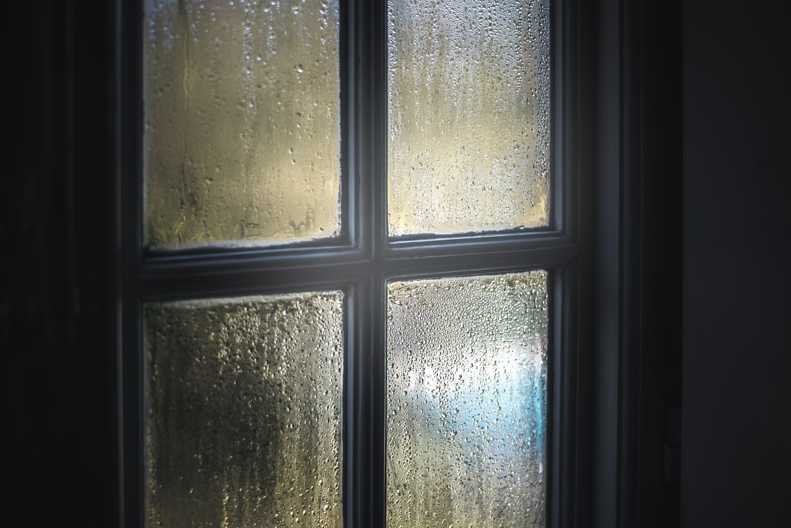 Feuchte Fensterbank mit Kondenswasser