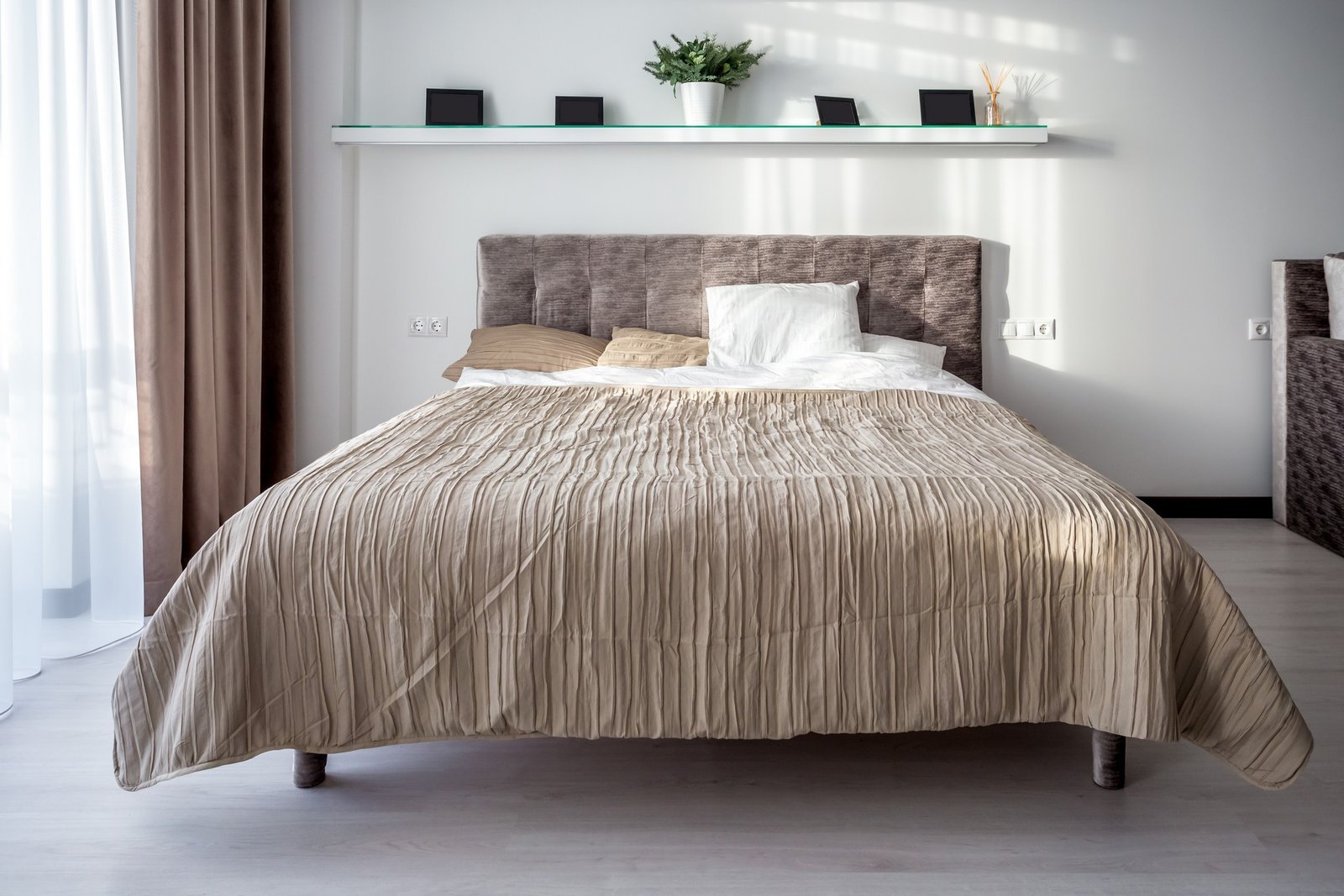 Bett direkt an einer Außenwand im Schlafzimmer