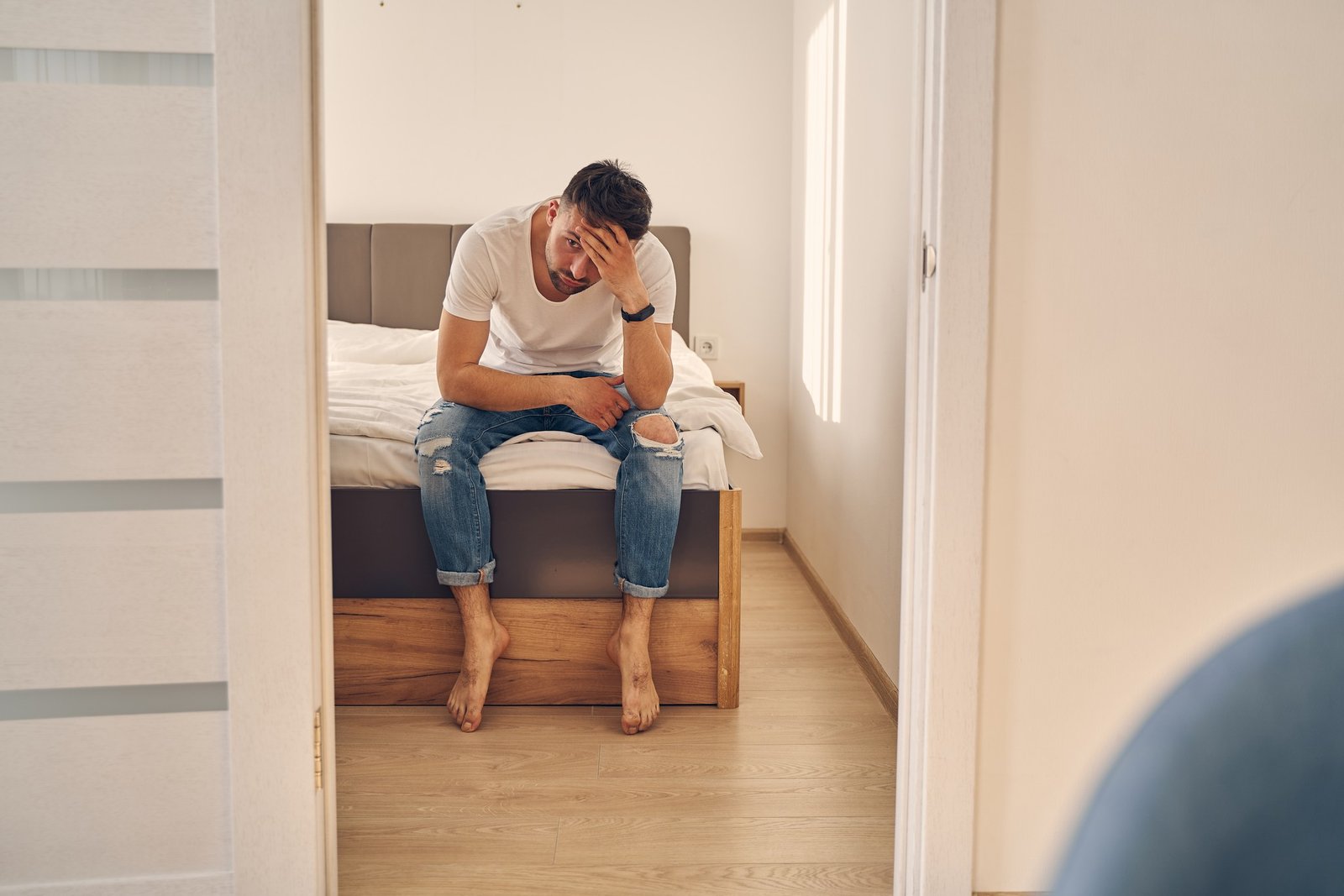 Nachdenklicher Mensch im Schlafzimmer