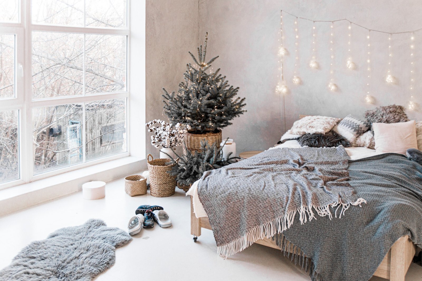 Frostige Fenster im Schlafzimmer im Winter