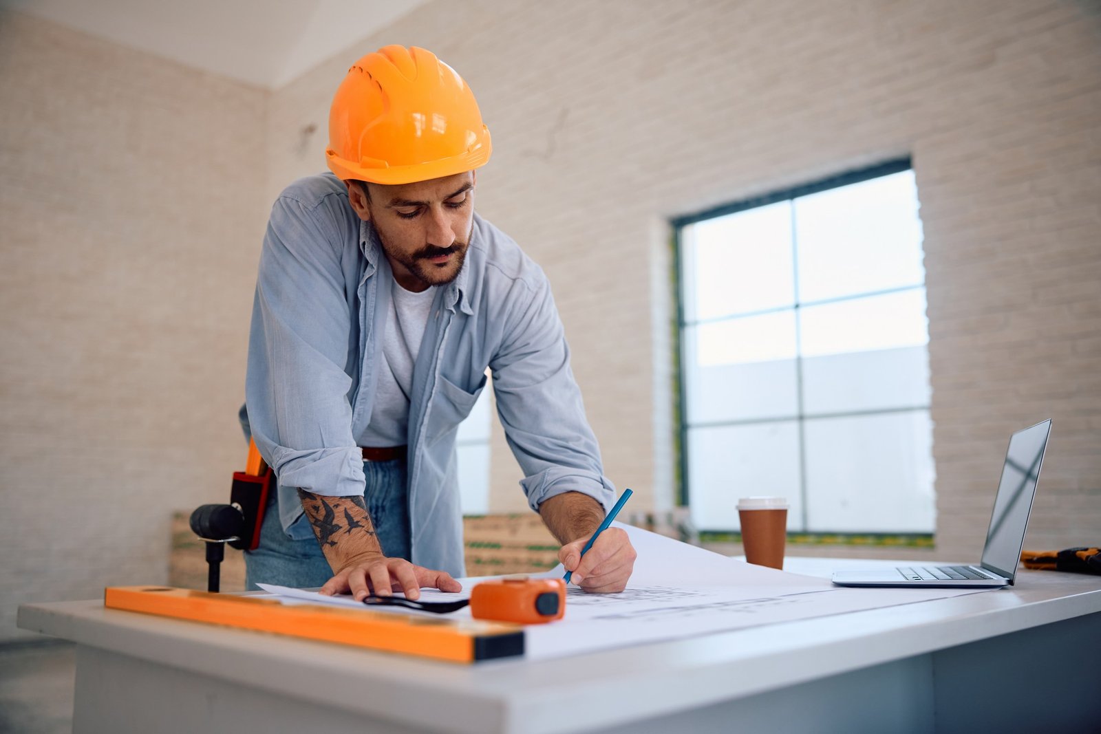 Handwerker bei der Begutachtung einer feuchten Wand
