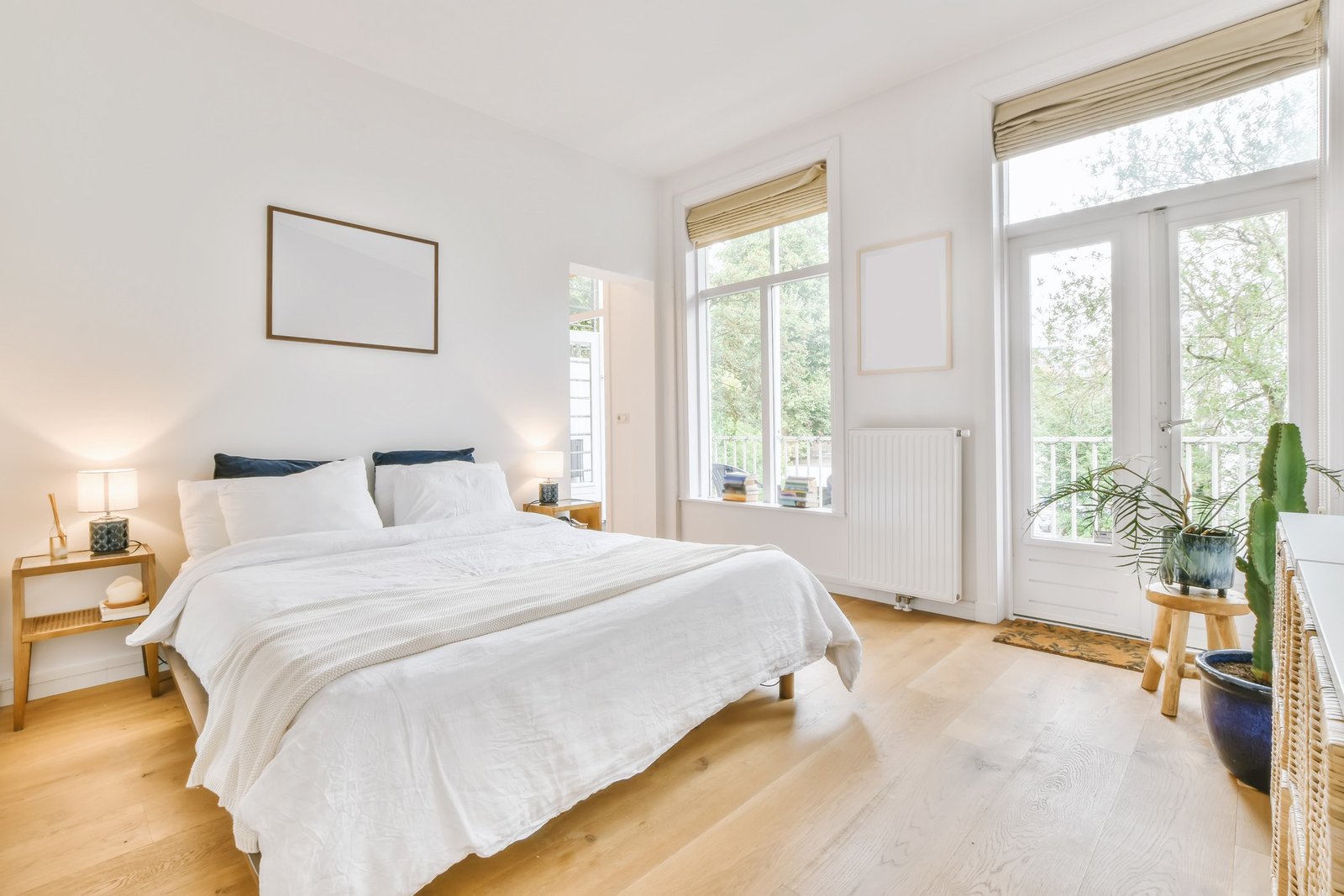 Helles, sauberes und frisches Schlafzimmer